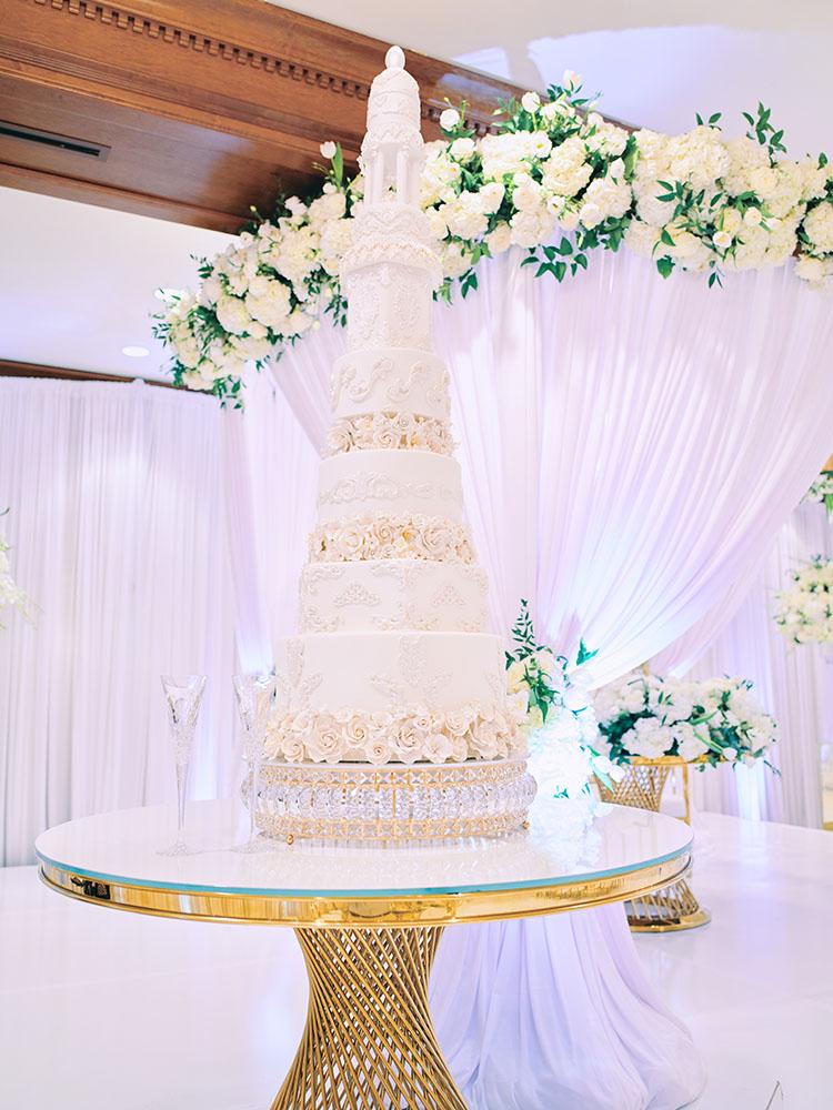 indoor wedding reception decor, white gold, wedding cake, gold chargers, mirror teardrop tables, centerpieces, florist, houstonian, luxury wedding in houston