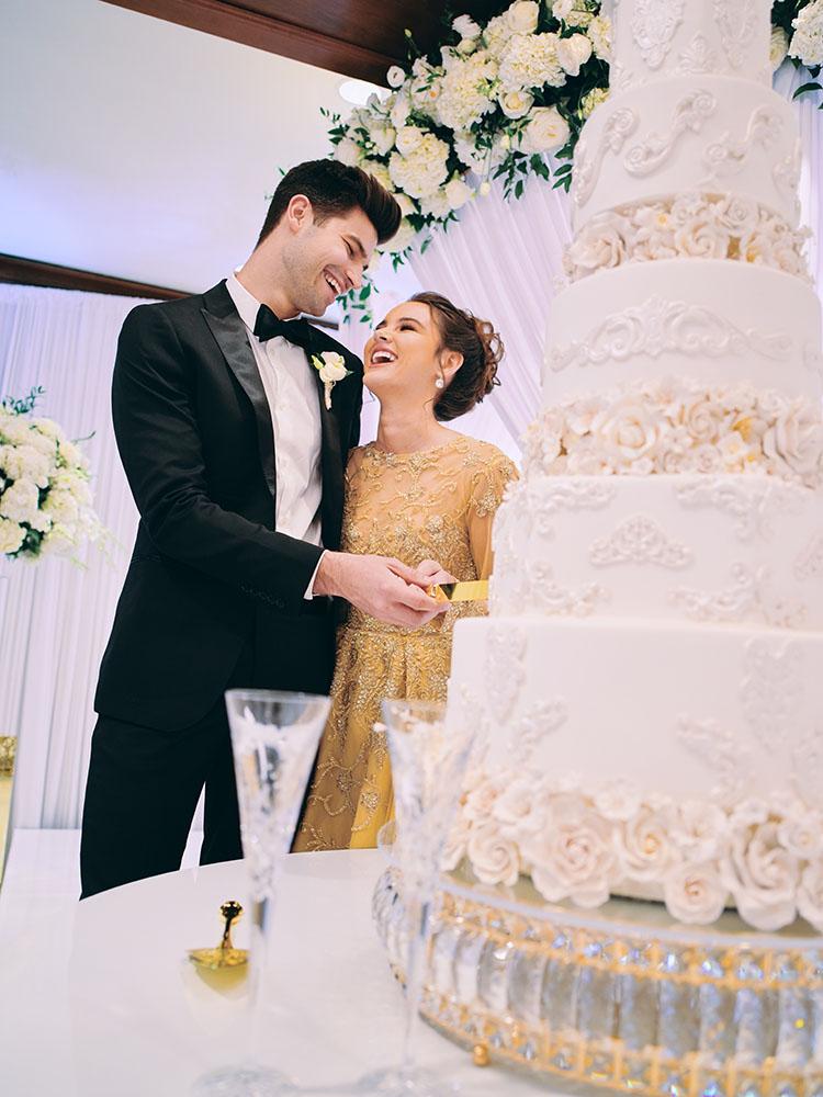 indoor wedding reception decor, white gold, wedding cake, gold chargers, mirror teardrop tables, centerpieces, florist, houstonian, luxury wedding in houston