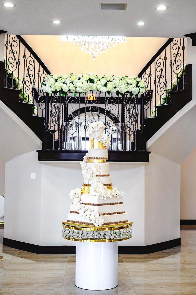 wedding cake and crystal cake table - palm royal villa - royal luxury events