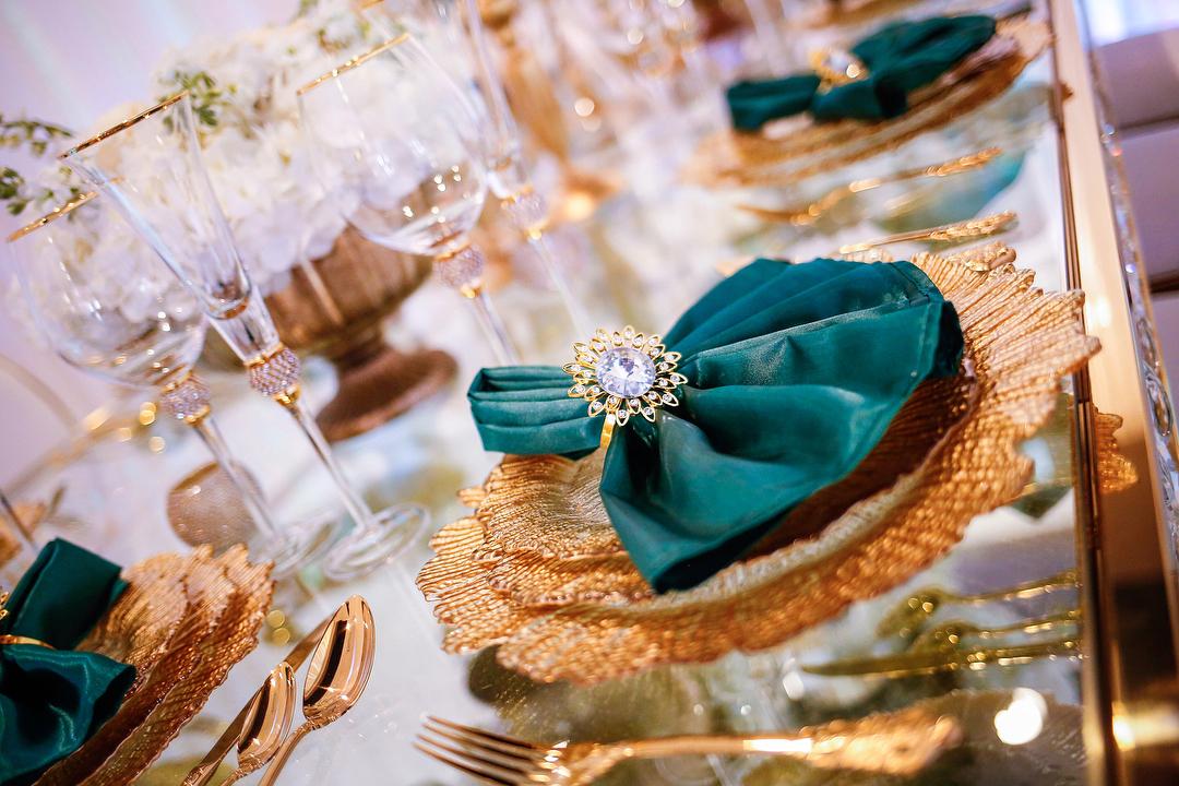 gold leaf charger plates with emerald napkins